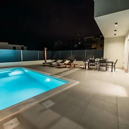 Marin W Massage Pool 3 Min Walk To *